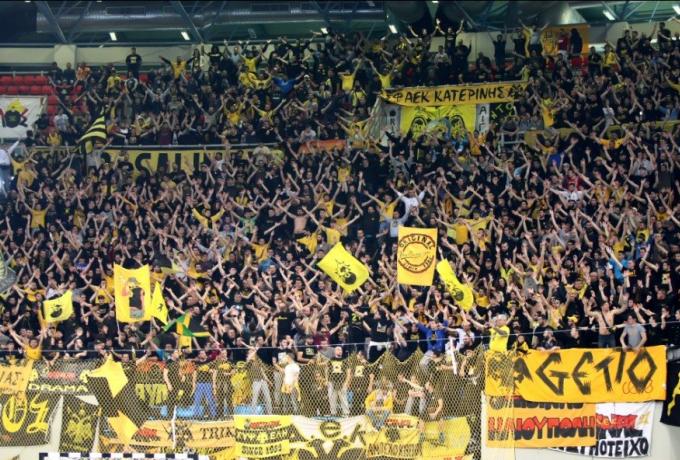 Οπαδοί της ΑΕΚ έξω από τα γραφεία του ΕΣΑΚΕ – «Παρών» ο Αγγελόπουλος!