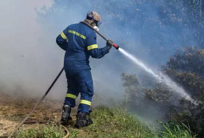 Φωτιά τώρα στη Γλυφάδα – Κινητοποίηση και εναέριων δυνάμεων