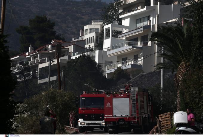 Φωτιά στη Βούλα: Ζημιές σε 20 σπίτια – Μαίνεται η μεγάλη πυρκαγιά