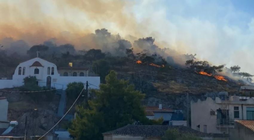 Φωτιά στη Σαλαμίνα – Επιχειρούν επίγειες και εναέριες δυνάμεις