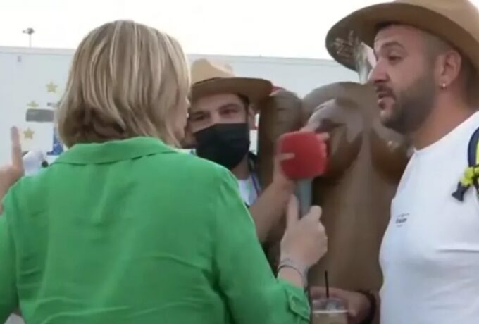 Viral: Με πλαστική κούκλα του sex εμφανίστηκε στον αέρα του MEGA παρέα Κύπριων που αναχωρούσε για Μύκονο! (vid)