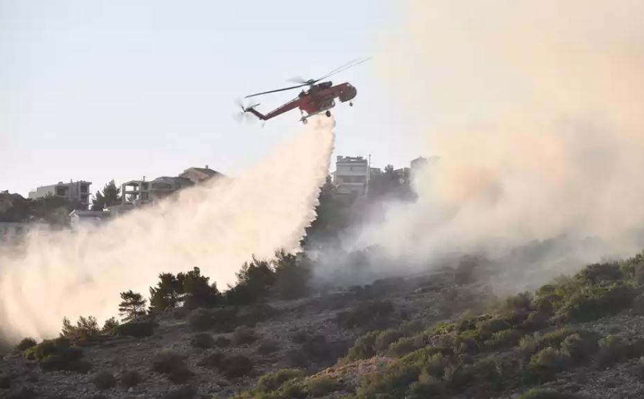 Φωτιά στην Πεντέλη: Πού έχει διακοπεί η κυκλοφορία
