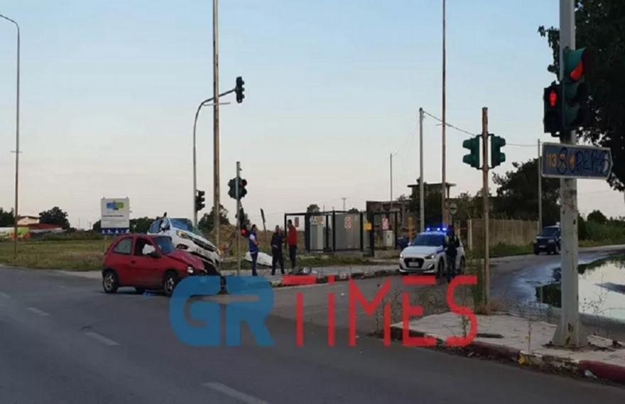 Σοβαρό τροχαίο με τραυματίες στη Θεσσαλονίκη – Διασωληνωμένος ένας οδηγός (vid)