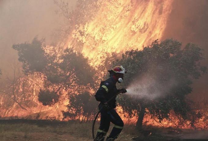 Deutsche Welle: «Η Ελλάδα καίγεται αλλά η κυβέρνηση προτιμά αντί για την πυρόσβεση να ενισχύει την αστυνομία»
