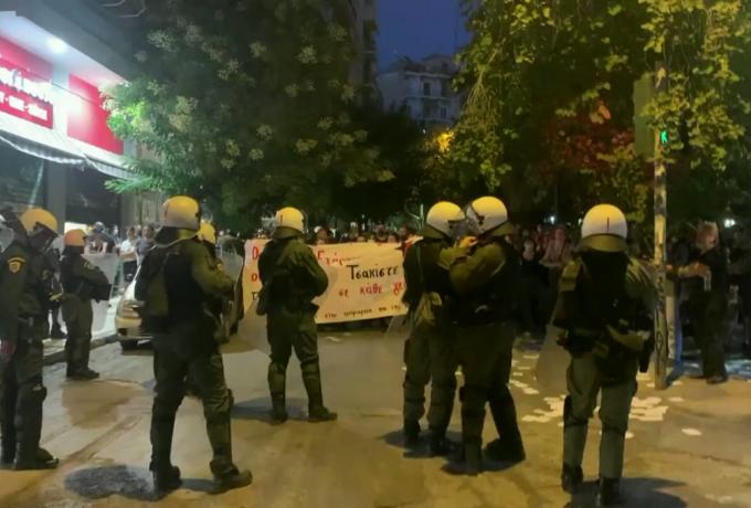 Καταγγελίες για ωμή αστυνομική βία στα Εξάρχεια: Κουβαλούσαν διαδηλωτή σαν… σακί (vids)