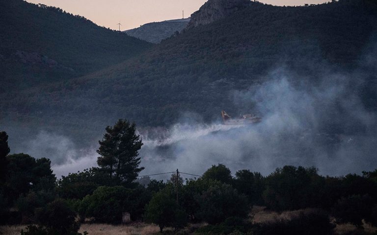 Φωτιά τώρα στο Λουτράκι: Συναγερμός στην Πυροσβεστική για μέτωπο κοντά στη Λίμνη Βουλιαγμένης