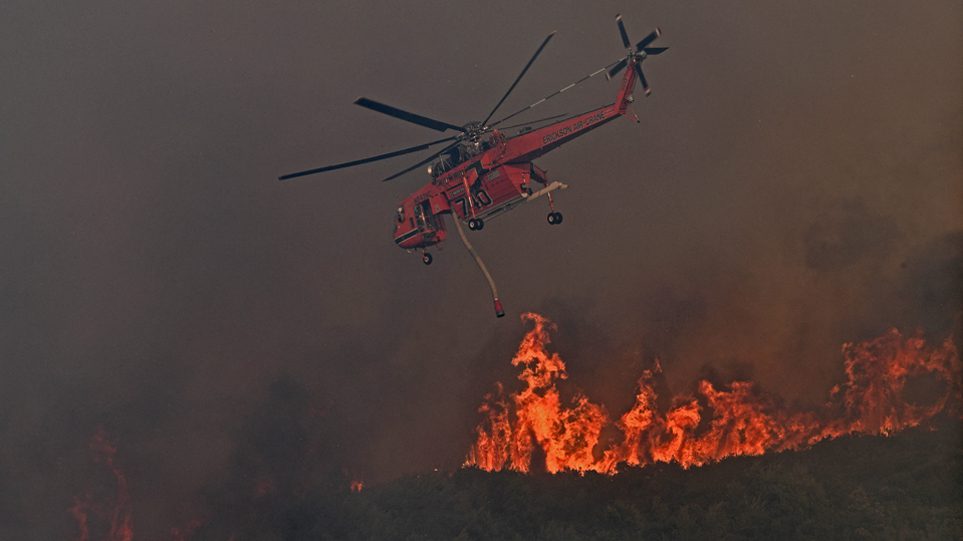 Φωτιά στην Ηλεία: Οι φλόγες φτάνουν στο χωριό Κορυφή – Μήνυμα του 112 για προληπτική εκκένωση