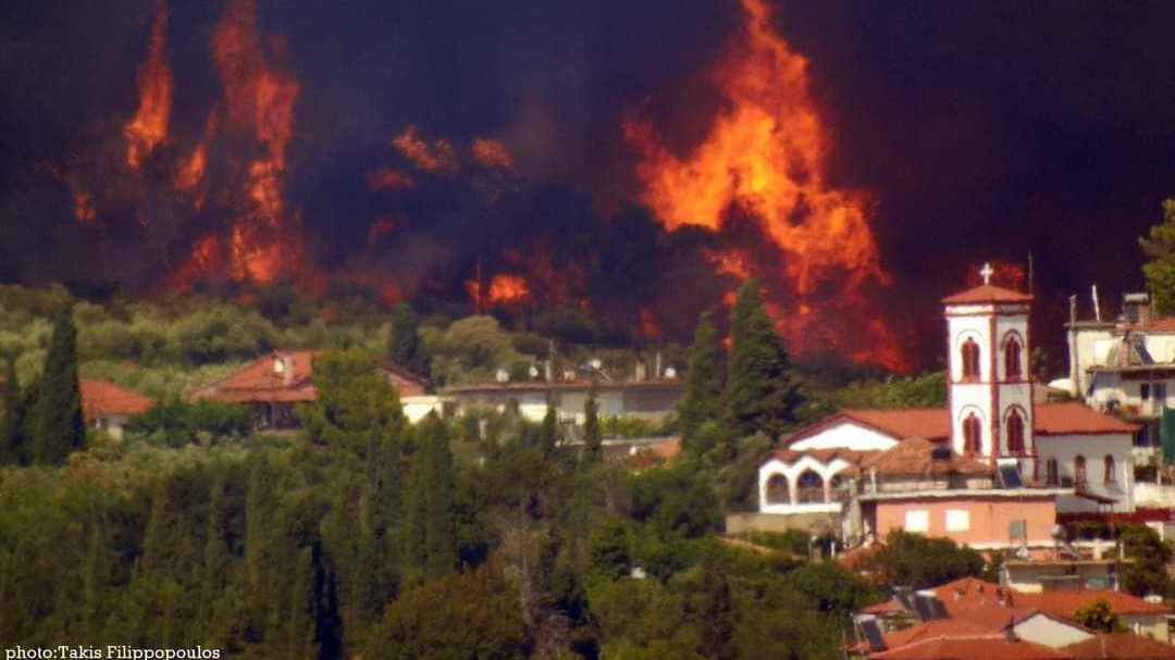 Ανεξέλεγκτη η φωτιά στα Κρέστενα – Εκκένωση της κατασκήνωσης Φρίξας