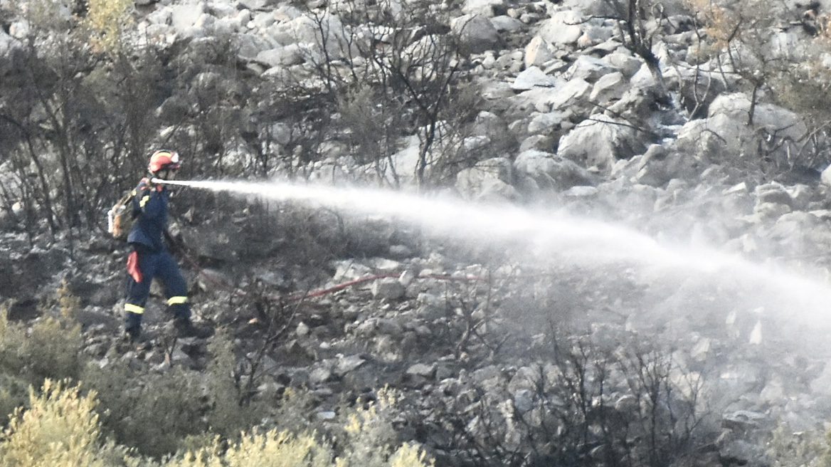 Xειροπέδες σε δύο άτομα για τη φωτιά στη Μάνδρα