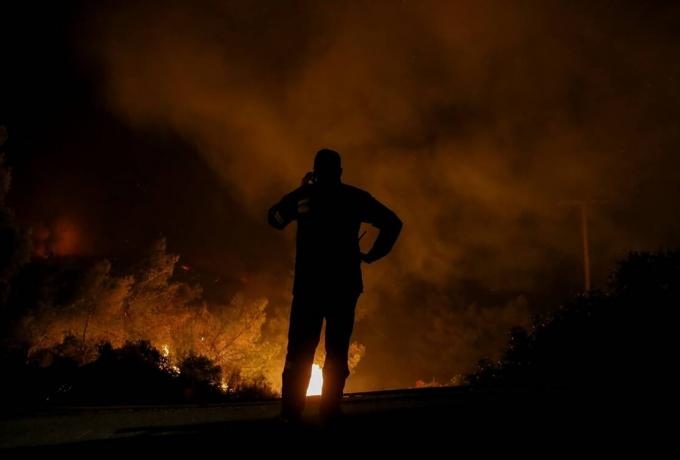 Φωτιά στο Ρέθυμνο: Καίει για ακόμη μια μέρα – Για «οργανωμένο σχέδιο» κάνει λόγο ο δήμαρχος