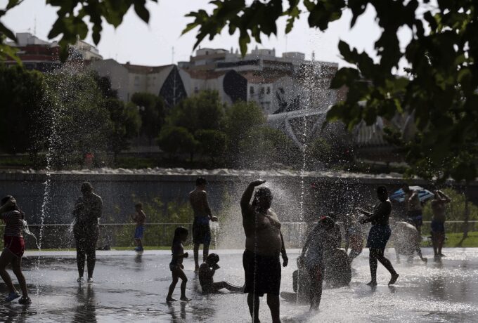 Επιμένει το κύμα καύσωνα στη δυτική Ευρώπη – «Κόκκινος συναγερμός» για τις ακραίες θερμοκρασίες