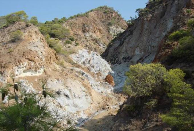 Φωτιά στους Αγίους Θεοδώρους – Επιχειρούν επίγεια και εναέρια μέσα