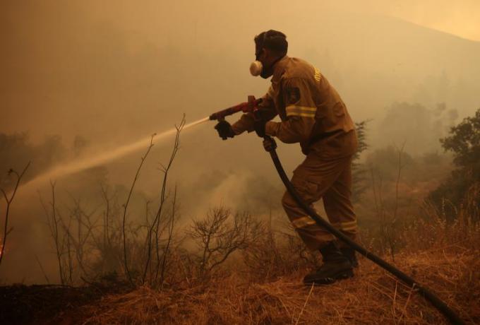 Φωτιά στην Παλλήνη: Καίγονται τα εκπαιδευτήρια «Κωστέα Γείτονα»