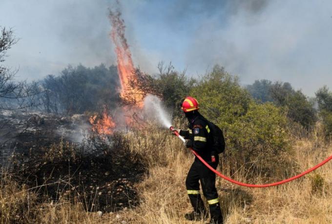 Φωτιά στην Παλλήνη, κοντά στο Μουσικό Γυμνάσιο