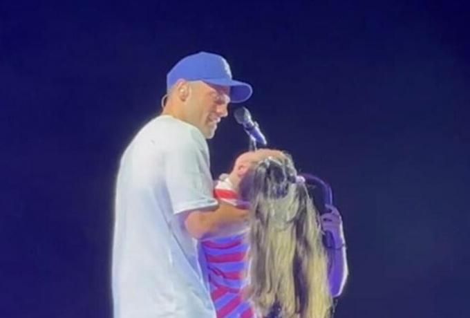 «Πήρε μεγάλη χαρά που τον γνώρισε» – Τι λέει η μητέρα της μικρής Ειρήνης που πάσχει από νωτιαία μυική ατροφία την οποία πήρε αγκαλιά ο Αργυρός (vid)