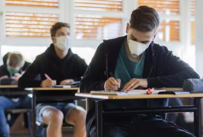 Ξεχάστε τεστ, μάσκες και αποστάσεις: Έτσι θ’ ανοίξουν τα σχολεία τον Σεπτέμβρη (vid)