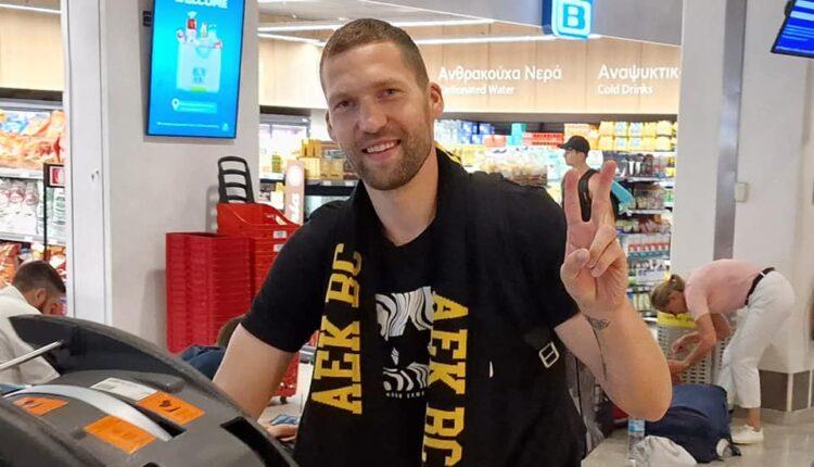 Στην Ελλάδα για την ΑΕΚ ο Στρέλνιεκς! (pics)