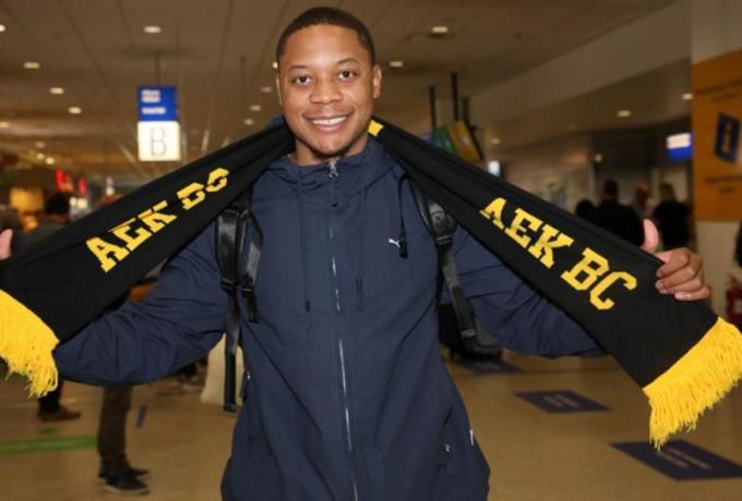 AEK: Στην Αθήνα για την ΑΕΚ ο Τιμ Φρέιζερ! (pics)