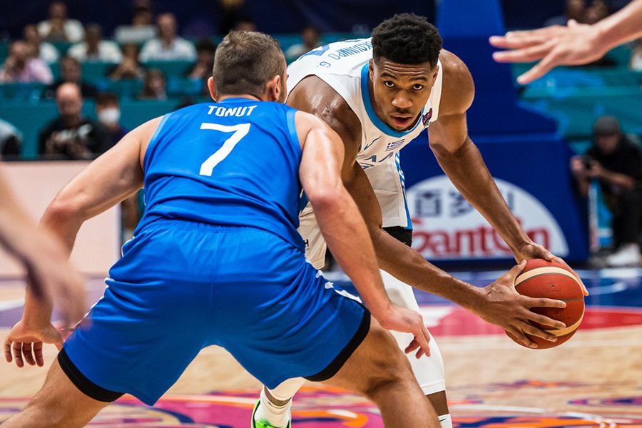 Η Ιταλία ζήτησε από τη FIBA να κατεβάσει το ποστ για το κάρφωμα του Γιάννη! (pic)