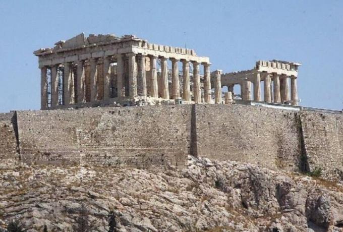 Ακρόπολη: Σκαρφάλωσε σε σκαλωσιά με πανό – Στο σημείο διαπραγματευτής της αστυνομίας