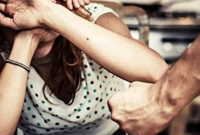 Βόλος: Βάναυσος ξυλοδαρμός γυναίκας από τον σύντροφό της στη μέση του δρόμου