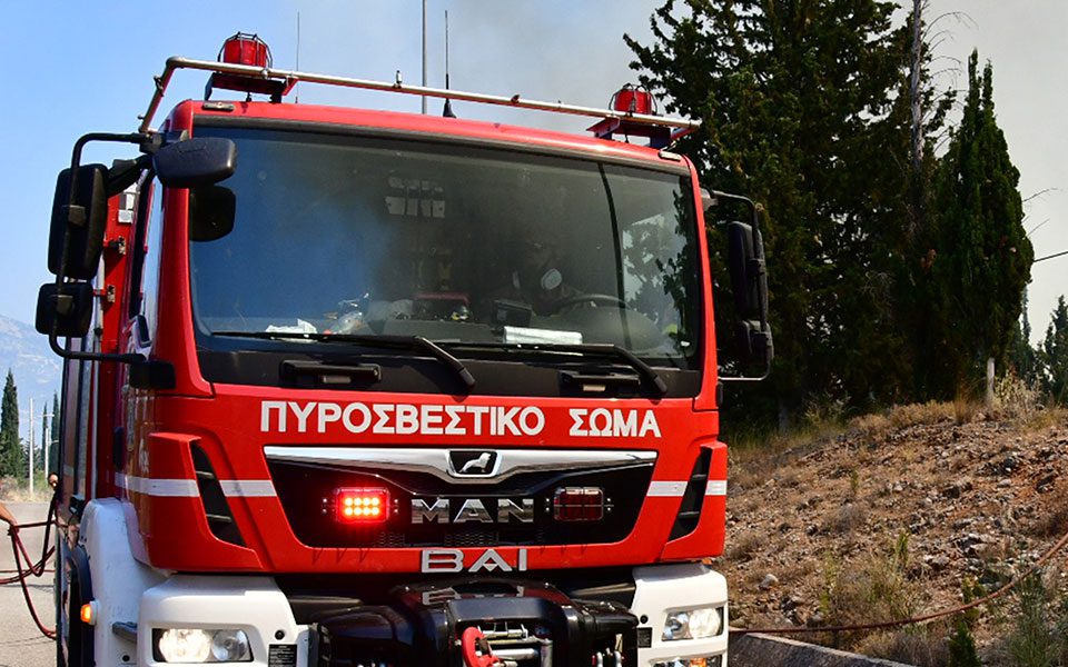 Ανεξέλεκτη φωτιά καίει τα Κύθηρα: Ισχυροί άνεμοι στην περιοχή – Επιχειρούν εναέρια μέσα