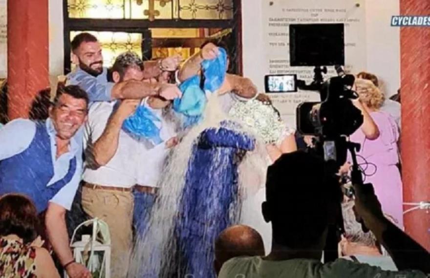 Ηλεία: «Έλουσαν» νεόνυμφους με 170 κιλά ρύζι!(vid)