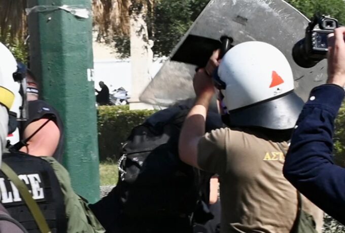 Προπύλαια: (Πάρα πολύ) άνδρας των ΜΑΤ χτυπά φοιτήτρια στο κεφάλι με την ασπίδα του (vid)