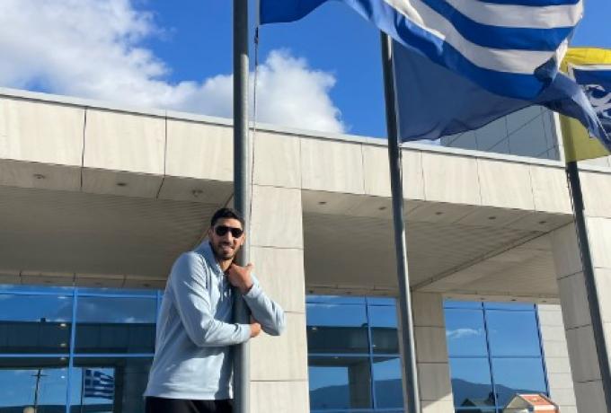 Αγκαλιά με την ελληνική σημαία ο Καντέρ! (pic)
