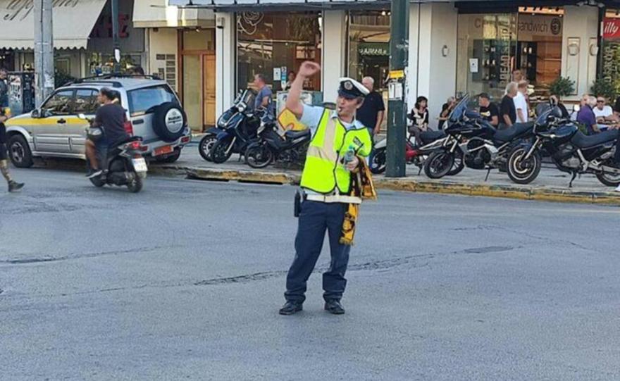 Αυτό είναι ΑΕΚ! Τροχονόμος ρύθμιζε την κυκλοφορία με κασκόλ της ΑΕΚ