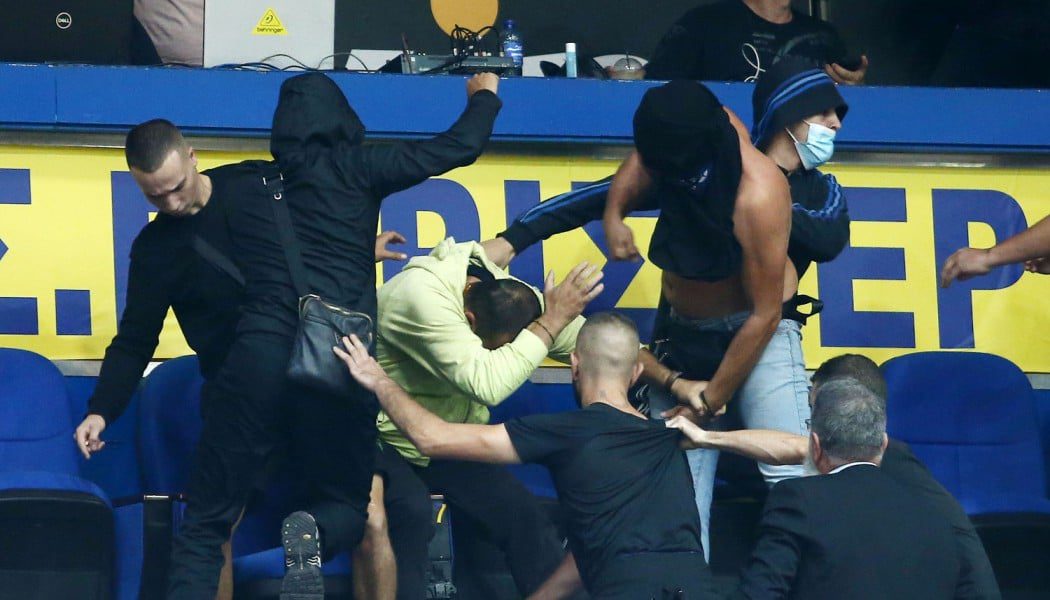 ΒΙΝΤΕΟ από το άγριο ξύλο στο Περιστέρι-ΑΕΚ! Σε… απόγνωση ο Σπανούλης – Πως ξεκίνησαν ΟΛΑ! (vid)