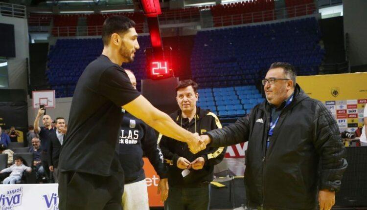 ΑΕΚ: Στα Λιόσια ο Ενές Καντέρ – Παρών στην εκδήλωση της ΚΑΕ για τους Τούρκους πρόσφυγες! (pic)