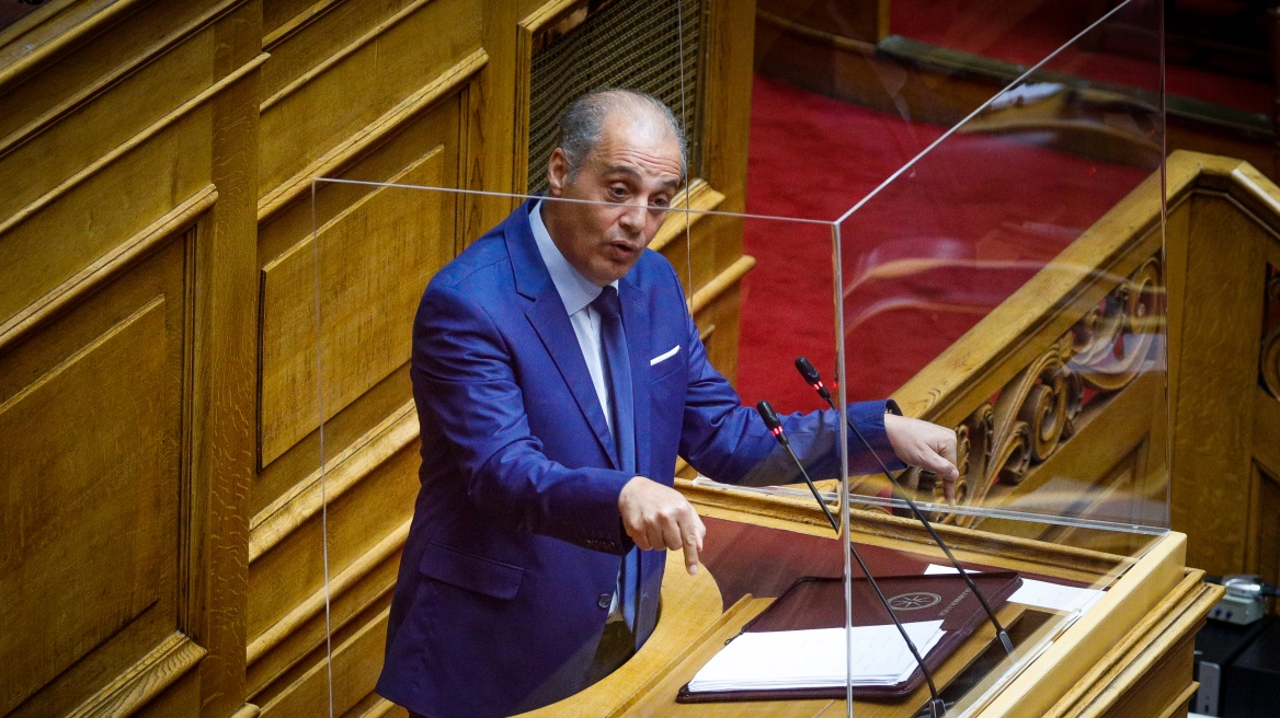 Χάος στη Βουλή: «Να παραιτηθεί τώρα ο Αυγενάκης»