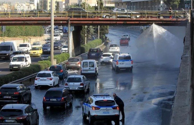 Διερχόμενο φορτηγό έσπασε τον αγωγό της ΕΥΔΑΠ στη Ν. Φιλαδέλφεια