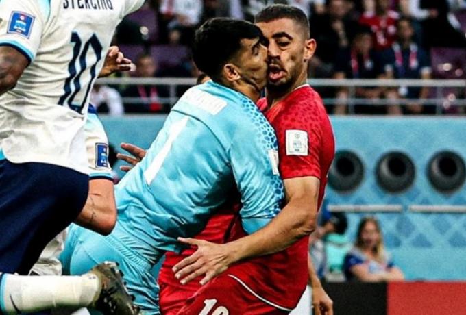 Σοκάρει η φωτογραφία της σύγκρουσης του κίπερ του Ιράν με συμπαίκτη του (pic)