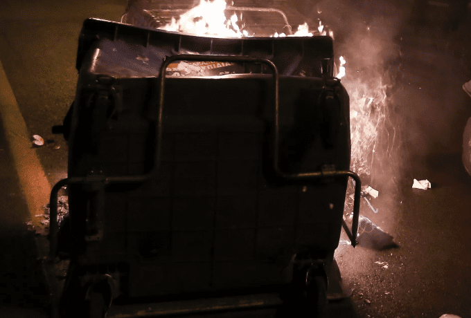 Πολυτεχνείο: Φωτιά σε κάδο στη Λεωφόρο Αλεξάνδρας μετά το τέλος της πορείας