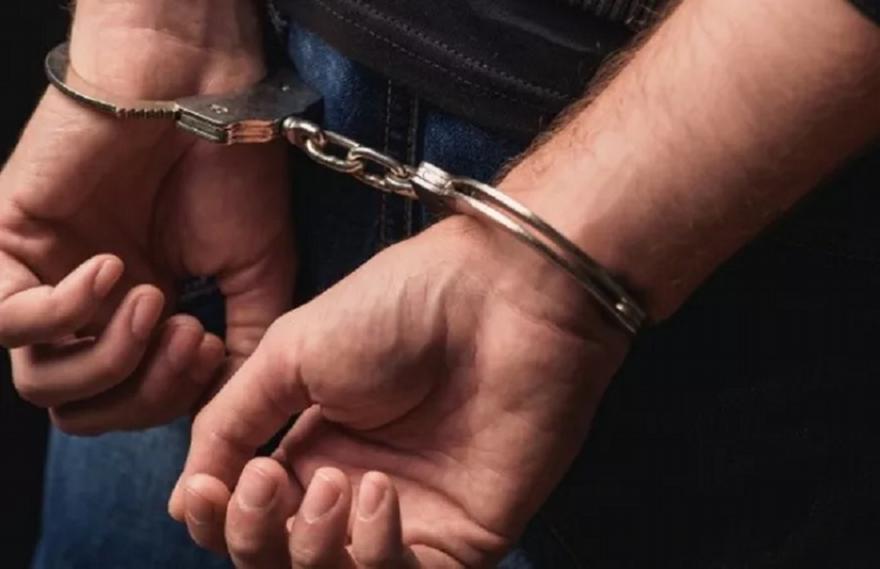 Χειροπέδες σε Γερμανό παιδόφιλο που παρίστανε τον αστυνομικό