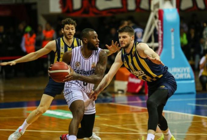 Νίκη με ανατροπή από το -11 για την αήττητη Φενέρ!