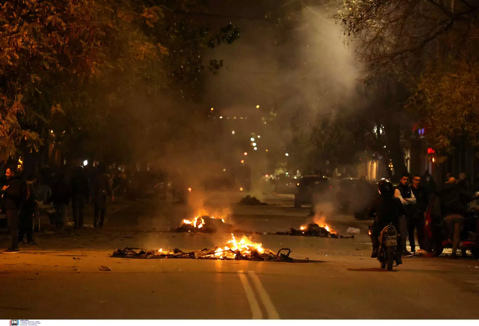 Νέα «χτυπήματα» από Ρομά στο Σχιστό Κορυδαλλού – Έβαλαν φωτιές σε κάδους και λάστιχα