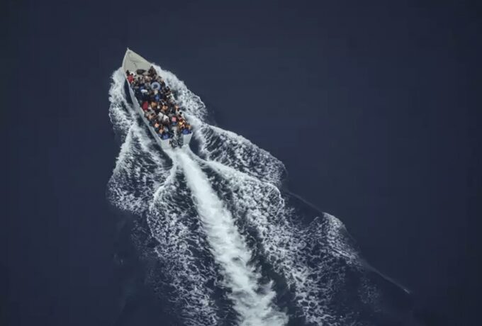 Δίχως τέλος το δράμα των προσφύγων: Βρέφος άφησε την τελευταία του πνοή μέσα σε βάρκα που προσέκρουσε σε βράχια