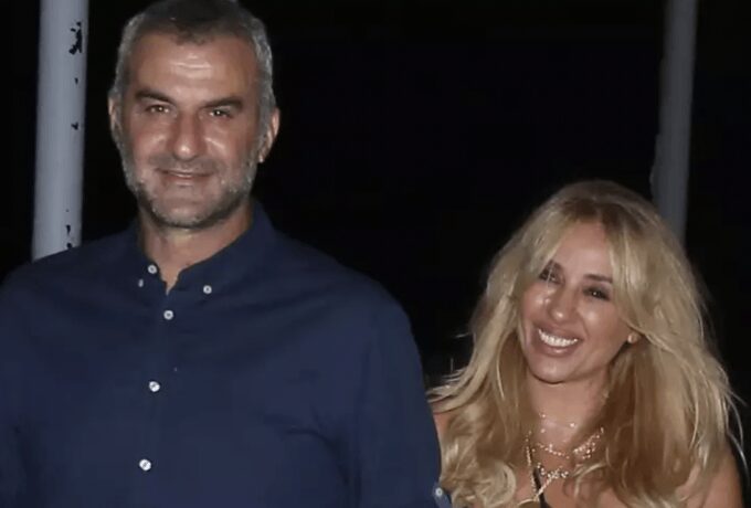 Γωγώ Μαστροκώστα: Σπάνια εμφάνιση μαζί με τον Τραϊανό Δέλλα, στο κέντρο της Αθήνας