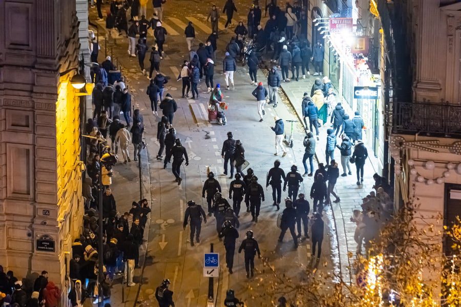 Γαλλία: Νεκρός 14χρονος που χτυπήθηκε από αυτοκίνητο σε επεισόδια Γάλλων – Μαροκινών (vid)