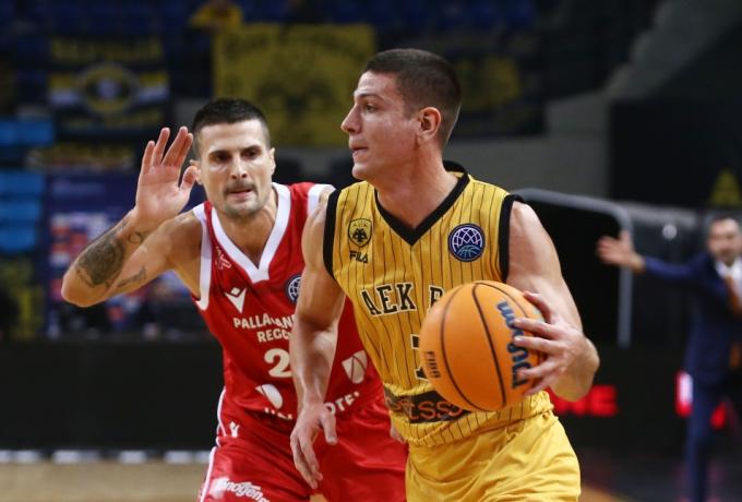 Φλιώνης: «Η ΑΕΚ δείχνει ότι είναι ομάδα»