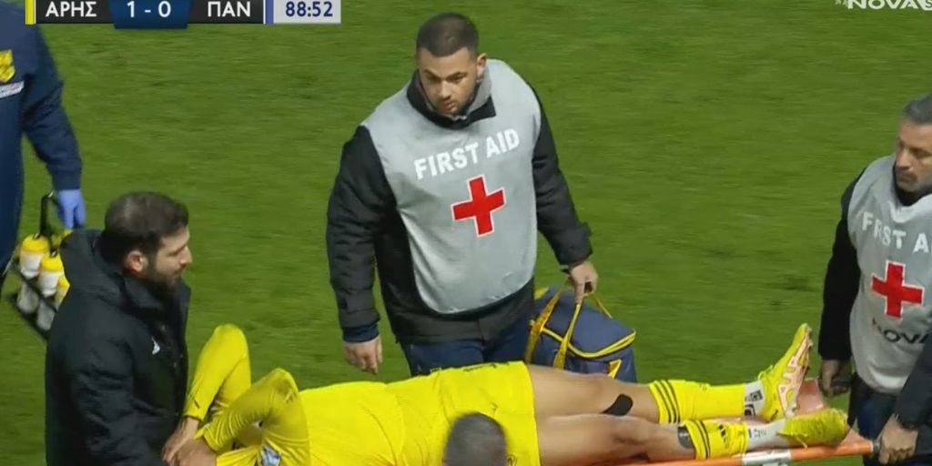Αγωνία στον Άρη με Πάλμα – Έφυγε με πατερίτσες από το γήπεδο