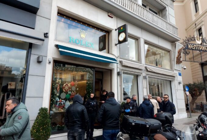 Ενοπλη ληστεία σε κατάστημα Rolex στην πλατεία Καρύτση – Άρπαξαν 20 ρολόγια, τραυμάτισαν τον φύλακα