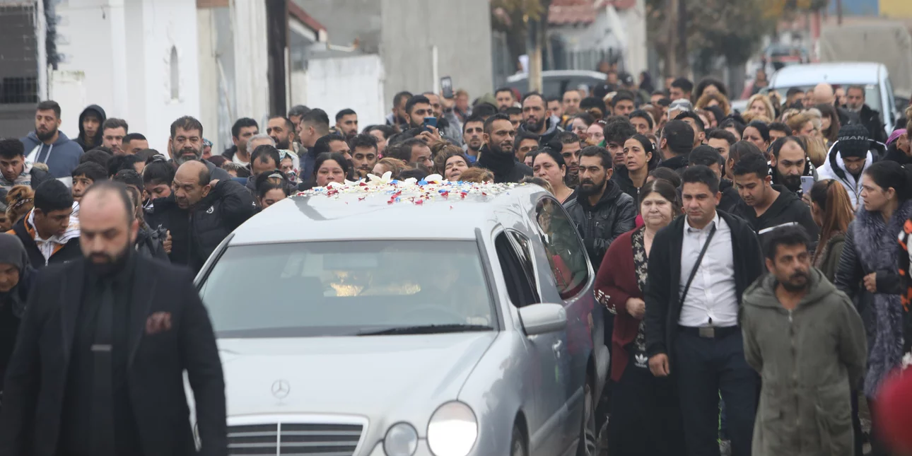 Θεσσαλονίκη: Σπαραγμός στην κηδεία του 16χρονου