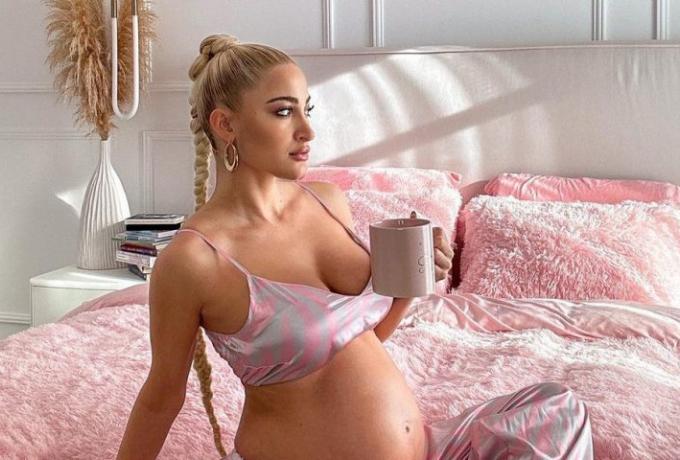 Ιωάννα Τούνη: Φωτογραφήθηκε ολόγυμνη λίγο πριν γεννήσει (pic)