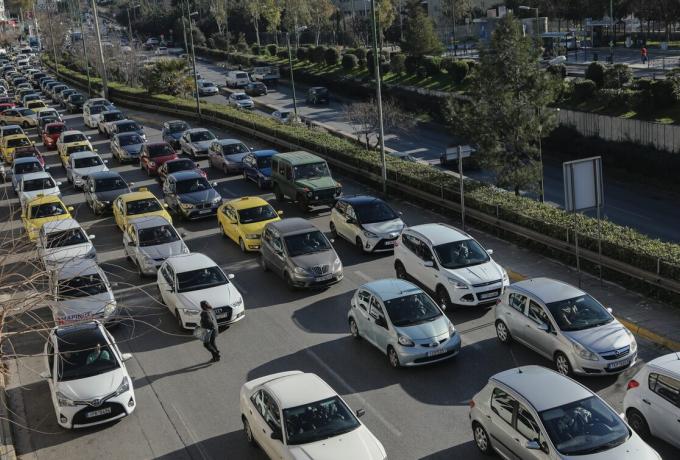 Καραμπόλα οκτώ οχημάτων στην κάθοδο της Κατεχάκη στο ύψος της Αττικής Οδού