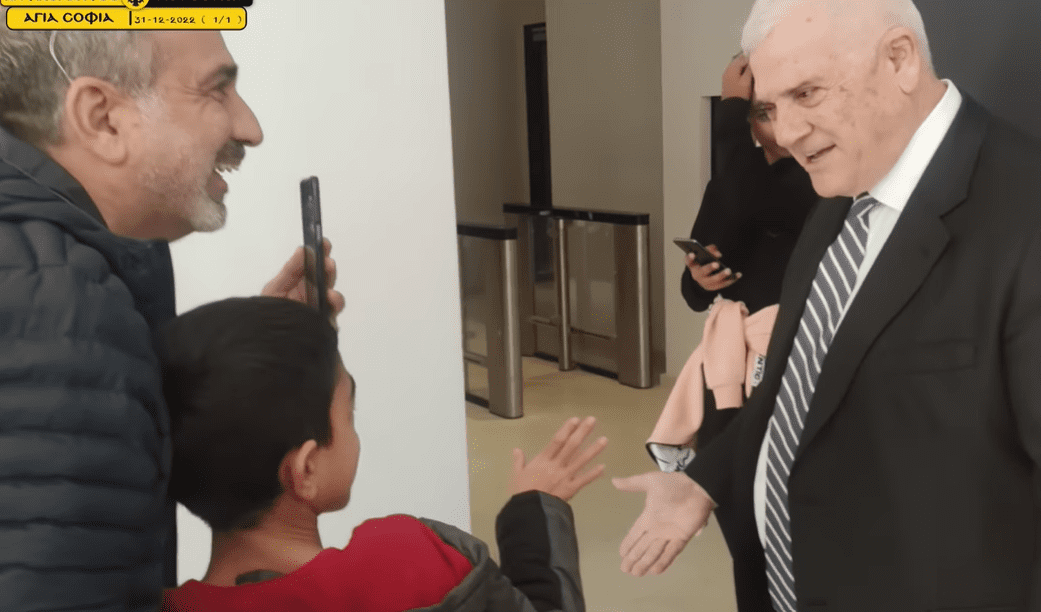 Επική ατάκα Μελισσανίδη σε μικρό φίλο της ΑΕΚ: : «Πέταξε τα κόκκινα ρε!» (vid)