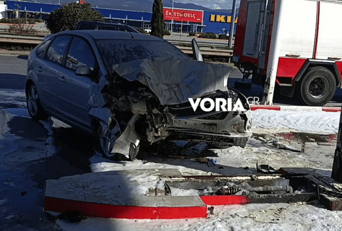 Θεσσαλονίκη: Αυτοκίνητο καρφώθηκε σε βενζινάδικο κι έπιασε φωτιά